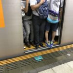 【必見】 周りに嫌われてる!? 電車でのリュックの迷惑な持ち方