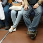 【保存版】通勤しながら寝られる! 電車に座りたいときの3つの裏技