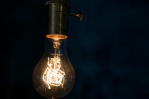 深夜に電球が切れたらコンビニで電球を補給!でもワット数に注意！