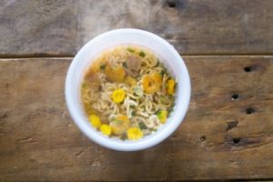 ダイソーのカップラーメンって本当に安い? 味や種類は？コンビニと徹底比較!