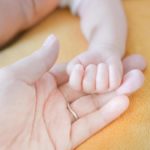 赤ちゃんのぐずりは放置NG?その理由は?
