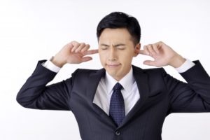 女性の笑い声がうるさい!?イライラする原因は?対策を考えてみた