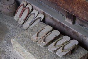 「下駄をはかせる」の意味・由来は?適切な使い方は?