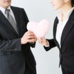 職場の上司に恋しちゃった!しかも相手には奥さんがいる・・・どうしたらいい?