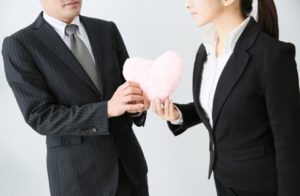 職場の上司に恋しちゃった!しかも相手には奥さんがいる・・・どうしたらいい?