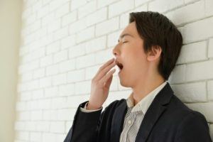 【必見】昼にいきなり眠くなる原因は何?眠気に打ち勝つ4つの対処法教えます!