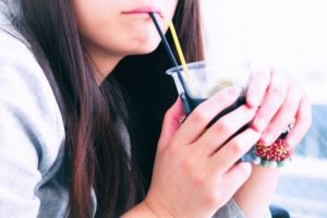 【驚愕】ストローで飲むとそのまま飲むよりおいしく感じることってない?その理由とは
