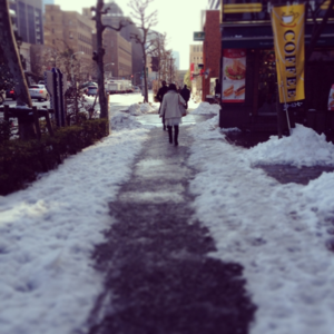 雪道のベビーカーは超危険？抱っこ紐との使い分け方を検証