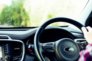 【スピード違反】免許の点数は助手席に乗ってる人も減点対象になるって本当!? 同乗者の責任範囲とは?