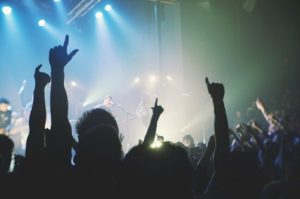 投げ銭ライブの相場は?イチナナとtiktokの特徴と違いを徹底解説!