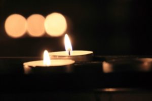 ろうそくの「ろう」って何からできて何が燃えてるの?ろうの原料と化学式は?