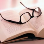 【必読】眼鏡レンズの白い粉の正体は? 綺麗にする方法は?