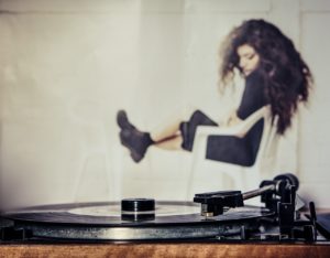 「水のように優しく花のように激しく」って誰の曲?誰が歌ってるの?あのダンスとの関係を徹底解説!